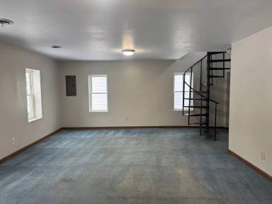 Main picture of 207 E Oak St