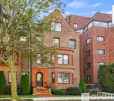 Main picture of 40 Elm St