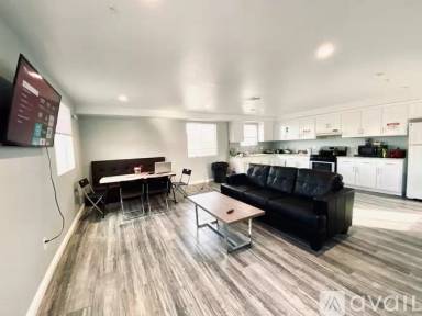 Main picture of 900 W 76th St