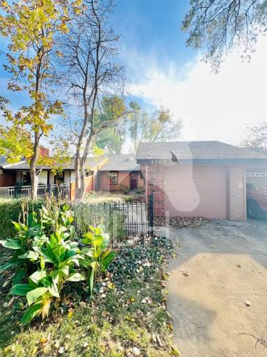 Main picture of 1707 Surrey Ln
