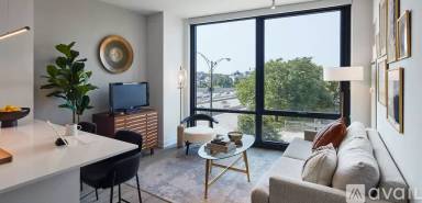 Main picture of 760 N Milwaukee Ave