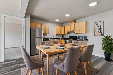 Main picture of 901 E 72nd St
