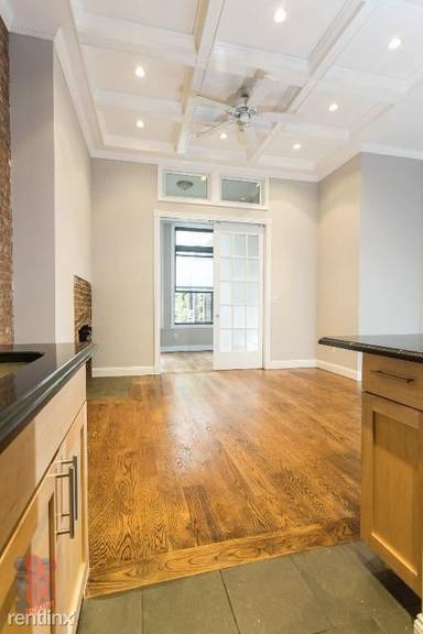 Main picture of 7 E 75th St