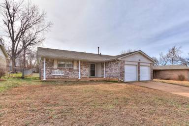 Main picture of 704 Elmwood Dr