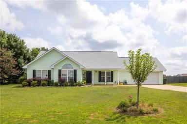 Main picture of 31 Fallowfield Dr