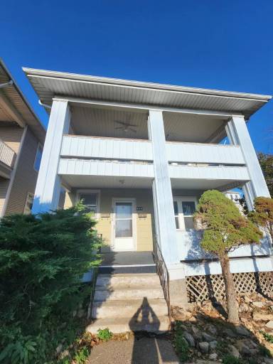 Main picture of 809 W 8th St