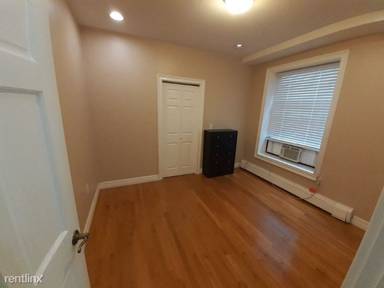 Main picture of 69 W 107th St