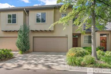Main picture of 762 E Riverpark Ln