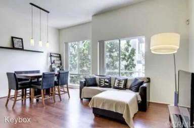 Main picture of 1068 Everett Pl