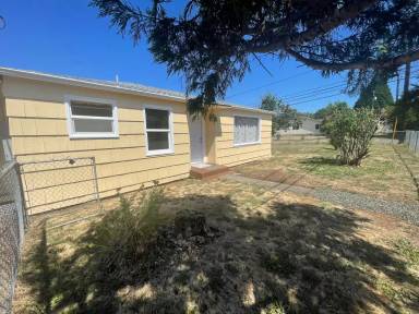 Main picture of 2736 W Langenberg Ave