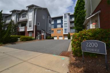Main picture of 2200 Lyndhurst Ave