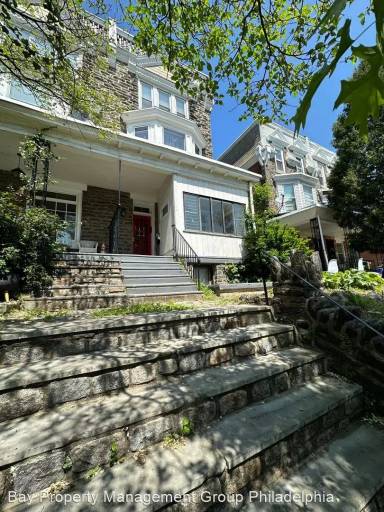 Main picture of 441 E Walnut Ln
