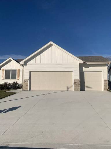 Main picture of 605 E Vista Lake Ave