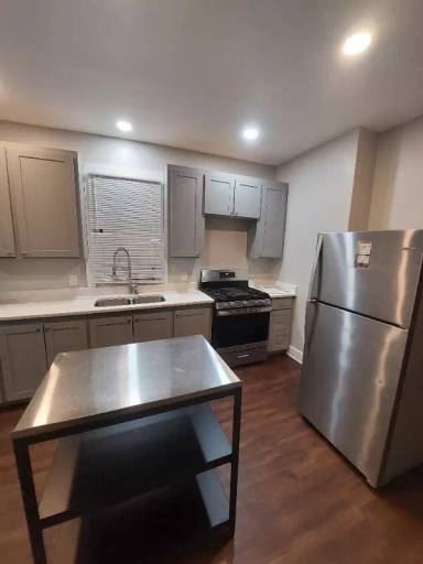 Main picture of 2413 Painters St