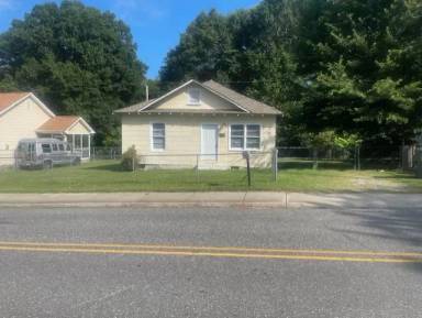 Main picture of 620 Clyde St