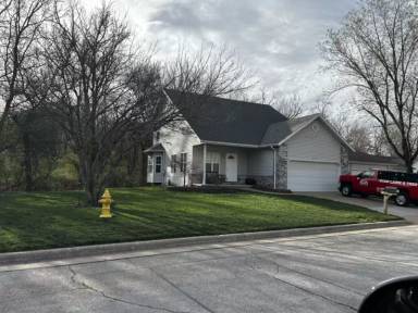 Main picture of 3157 S Lakeside Ave