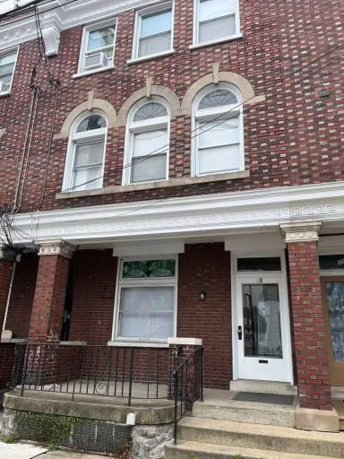 Main picture of 18 W James St