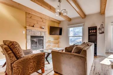 Main picture of 105 N High St