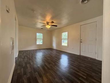 Main picture of 2900 W Lincoln St