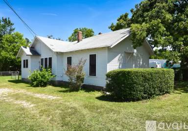 Main picture of 2700 Woodlawn Blvd