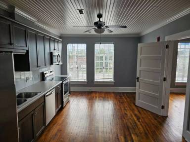 Main picture of 103 E Main St