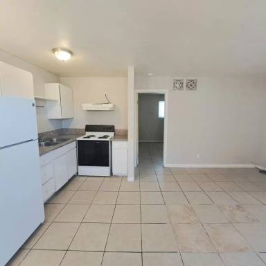 Main picture of 237 W Chicago Ave