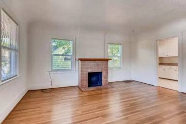 Main picture of 5134 SE Hawthorne Blvd