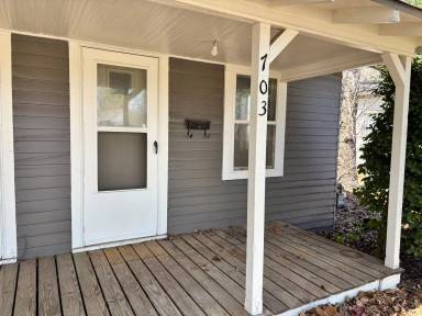 Main picture of 703 N Boulevard