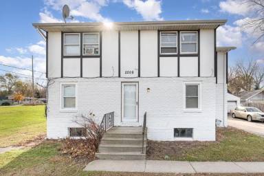 Main picture of 2208 Bay City Rd