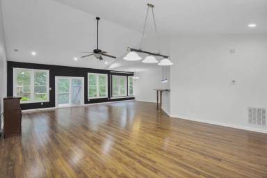 Main picture of 121 Oakmont Dr