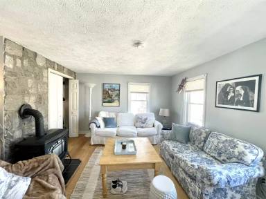 Main picture of 525 E 3rd St