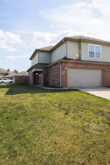 Main picture of 874 Oakwood Ln