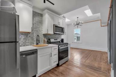 Main picture of 215 Broadway