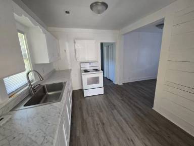 Main picture of 539 NE Lake St