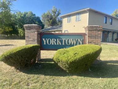 Main picture of 7869 York St