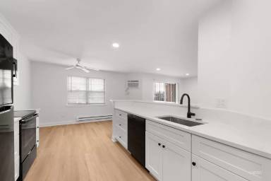 Main picture of 220 S Rush St