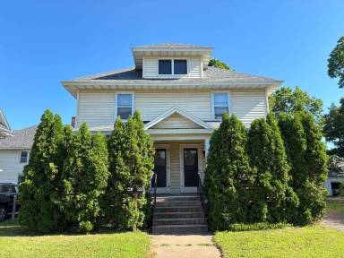 Main picture of 444 Lake St