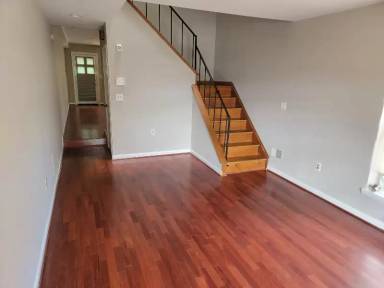 Main picture of 830 W Pratt St