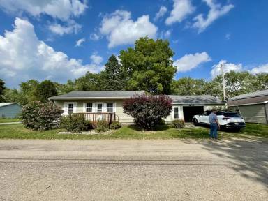 Main picture of 3510 Lakeshore Dr