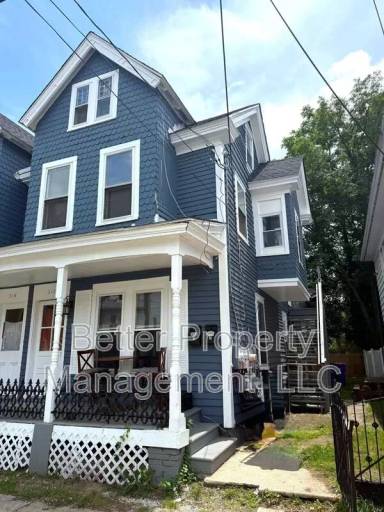 Main picture of 313 E Pine St