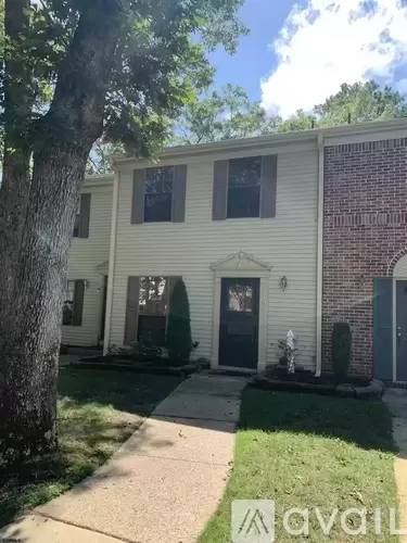 Main picture of 32 Greenwich Dr