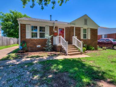 Main picture of 906 N Lilac Ln