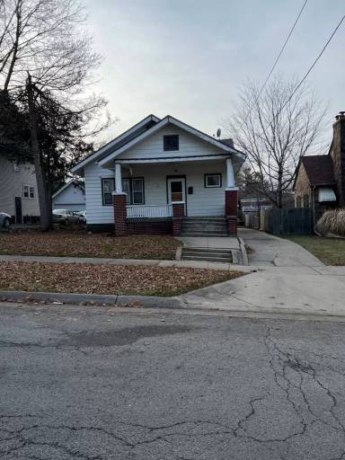 Main picture of 132 N Chicago Ave