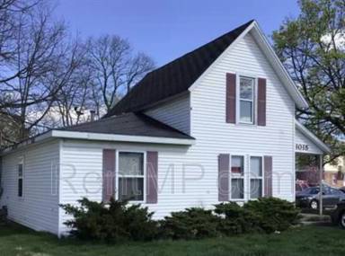 Main picture of 1015 S Washington St