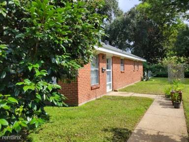 Main picture of 922 W Saint Mary Blvd