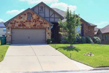Main picture of 802 Valentino Dr