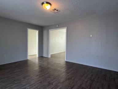 Main picture of 8 NW 27th St