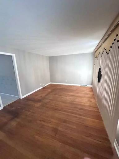 Main picture of 5515 S Oakley Ave