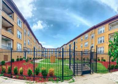 Main picture of 4622 S Lake Park Ave