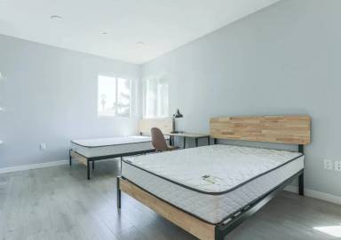 Main picture of 1231 W 36th Pl